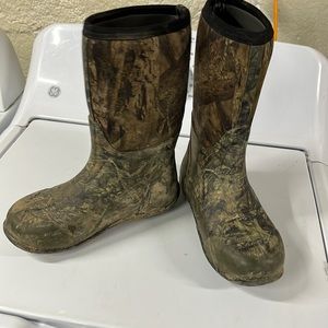 Bogs camo boots size youth 6 (big boy 6)